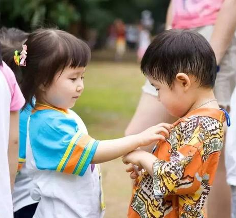 分离焦虑 | 要想孩子尽快适应幼儿园，家长老师需做这些准备-幼师课件网第1张图片