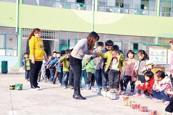 中班幼儿体育游戏—玩易拉罐-幼师课件网第1张图片