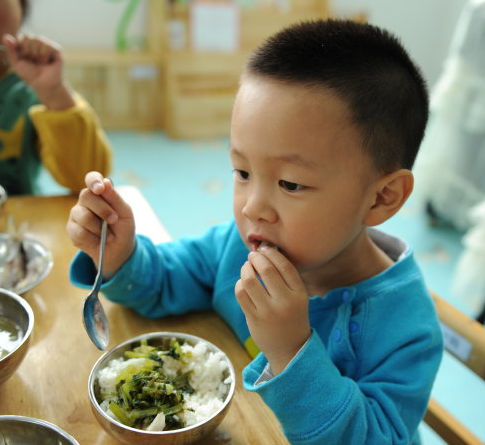 师幼互动 | 如何培养小班幼儿吃饭的常规？-幼师课件网第4张图片