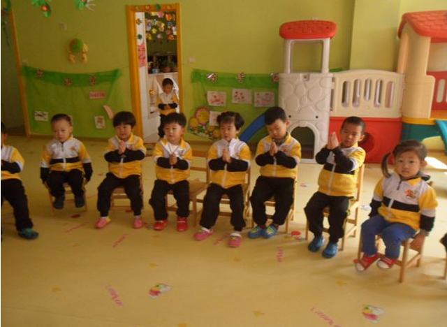 中班韵律教案：三条鱼-幼师课件网第1张图片