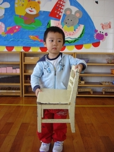 蒙台梭利 | 前导性工作：如何搬椅子-幼师课件网第3张图片