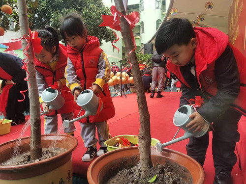 传承 播种 展望――五爱幼儿园70周年园庆启动暨“五爱树”播种仪式-幼师课件网第2张图片