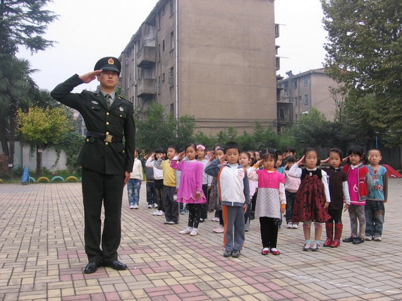 大班国防教育教案：《学做解放军》-幼师课件网第3张图片