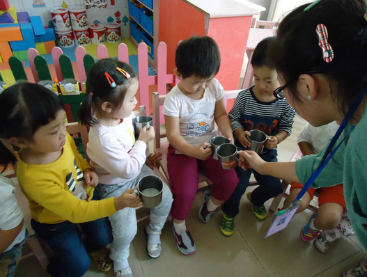 浅谈小班初期幼儿饮水习惯的培养-幼师课件网第3张图片