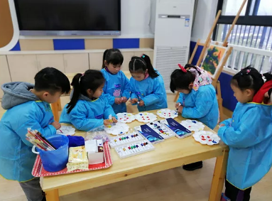 中班艺术领域美术活动 |《有趣的扎染》-幼师课件网第10张图片
