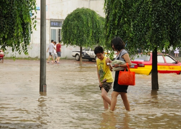 在幼儿园，暴雨红警孩子该去该留？-幼师课件网第1张图片