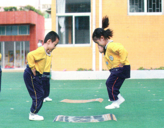 中班体育跳跃游戏--跳蹦床-幼师课件网第1张图片