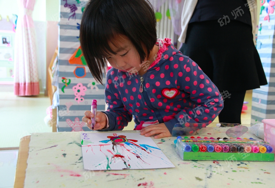 小班教案 | 艺术领域美术活动：吹画《给小金鱼吹尾巴》-幼师课件网第3张图片