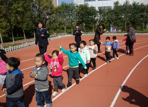 中班律动活动 ：学走路-幼师课件网第1张图片