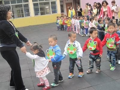 小班的体育教案《小青蛙捉害虫》(双脚并拢跳、平衡能力)-幼师课件网