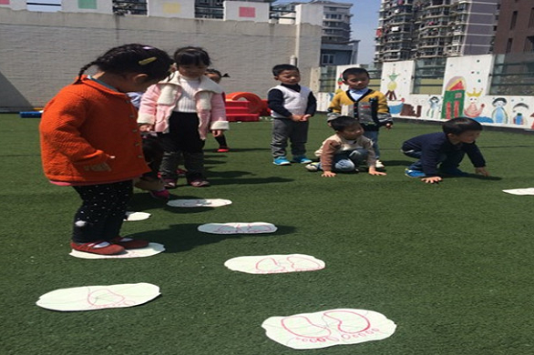 大班趣味体育教案《小青蛙捉害虫》（增强跳跃能力、反应力）-幼师课件网第3张图片
