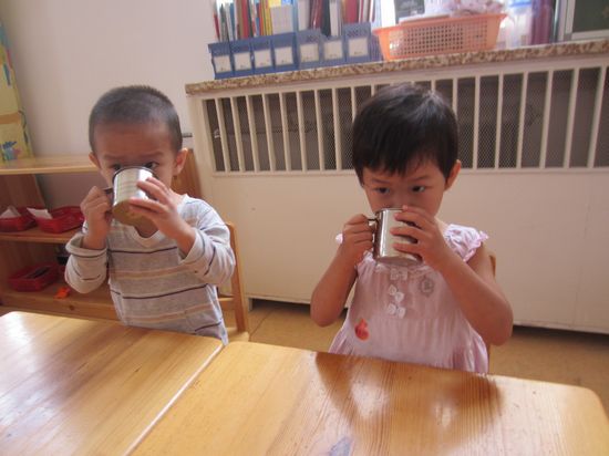 小班幼儿在“游戏化的一日生活”中获得发展-幼师课件网第3张图片