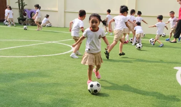 足球教练告诉你，教好幼儿足球的七个小秘诀，还不快收！-幼师课件网第4张图片