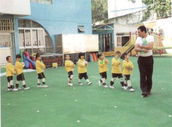 中班体育锻炼走、跑游戏--运送矿泉水-幼师课件网第1张图片