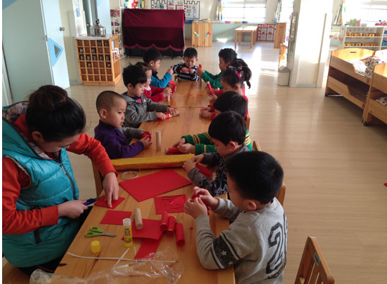 小班手工活动：卷爆竹-幼师课件网第1张图片