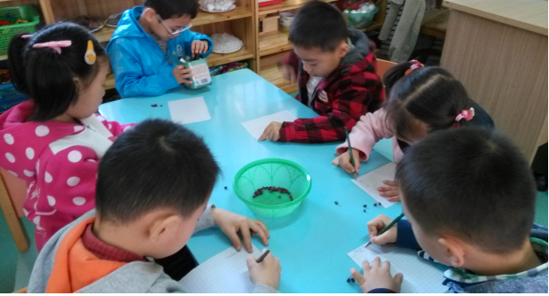 幼儿园大班数学教案：豆孩子排队-幼师课件网第2张图片
