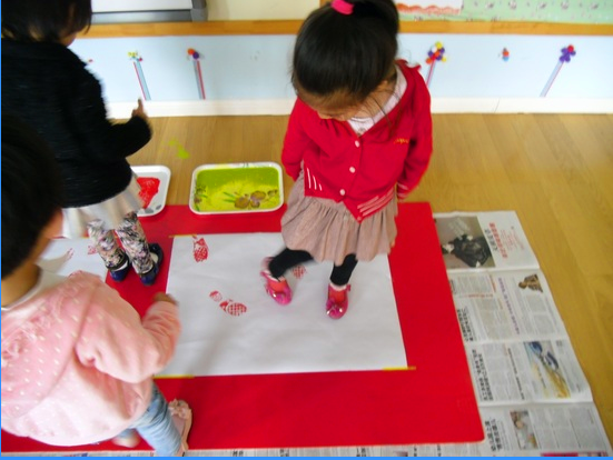 有趣的鞋印画-幼师课件网第2张图片