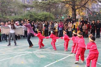 小班体育游戏《老鹰捉小鸡》（学会躲闪、行动敏捷性）-幼师课件网