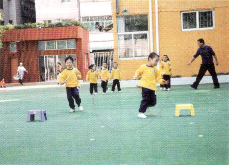 中班体育锻炼跑游戏--接力跑-幼师课件网第1张图片