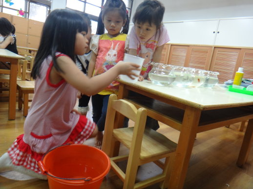 优秀教案 | 小班科学领域科学活动《小鱼水中游》-幼师课件网第3张图片