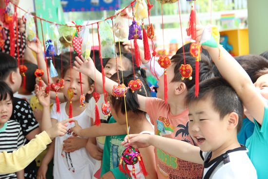 当传统节日遭遇“洋节日”，传统节日课程如何开展？-幼师课件网第6张图片