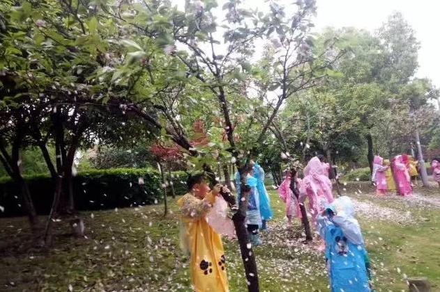 下雨天幼儿园这样开展雨中活动，孩子乐翻天！-幼师课件网第20张图片