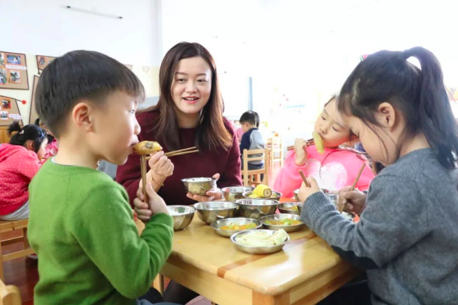 北京市教委新要求的《幼儿园集中用餐陪餐制度》在这里！-幼师课件网第9张图片