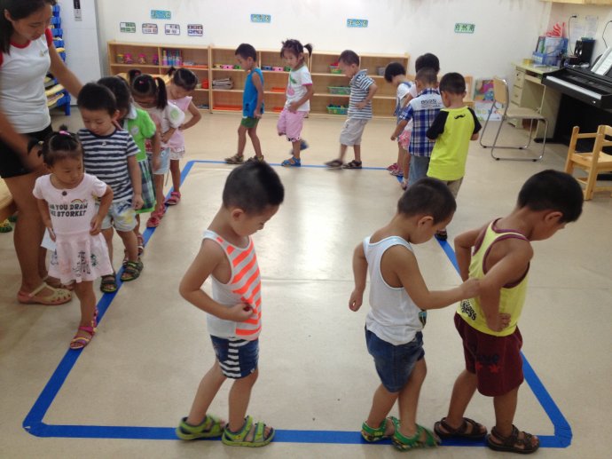 蒙氏教案：持物走线+后续活动-幼师课件网第6张图片