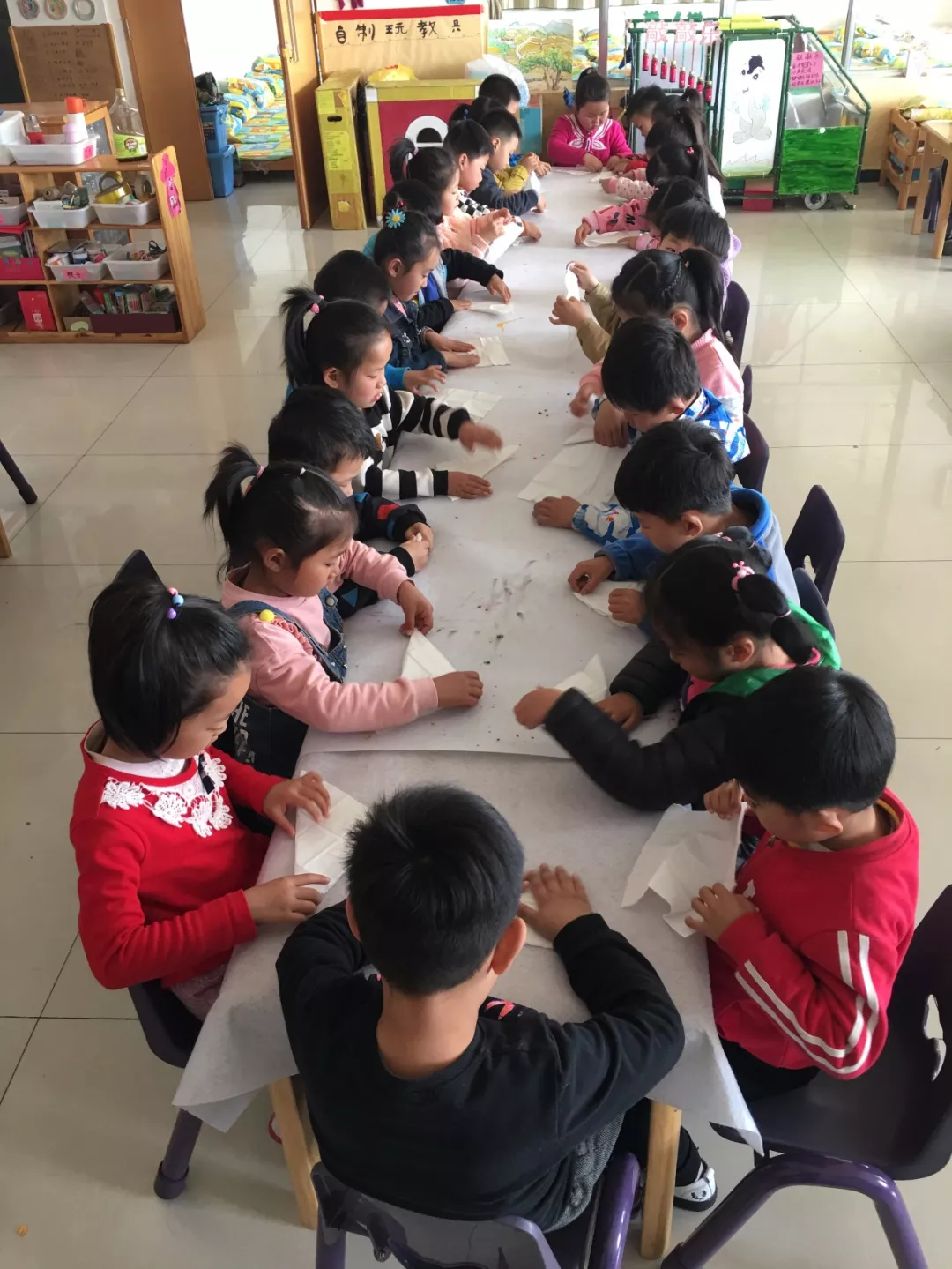 中班艺术领域美术活动 |《有趣的扎染》-幼师课件网第2张图片
