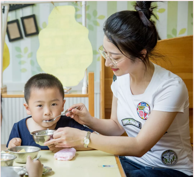 学前教育宣传月教师的故事 | 孩子，遇见你们真好！-幼师课件网第2张图片