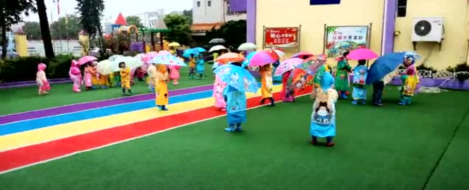 下雨天幼儿园这样开展雨中活动，孩子乐翻天！-幼师课件网第3张图片