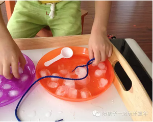 [玩科学]小鱼快跑之钓冰块鱼-幼师课件网第2张图片