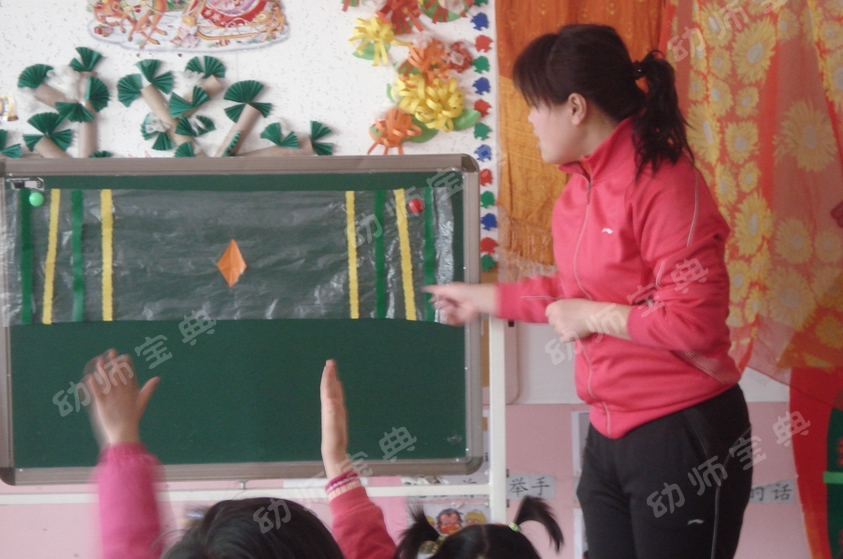 三八妇女节 | 爱妈妈艺术活动教案《漂亮的围巾》-幼师课件网第11张图片