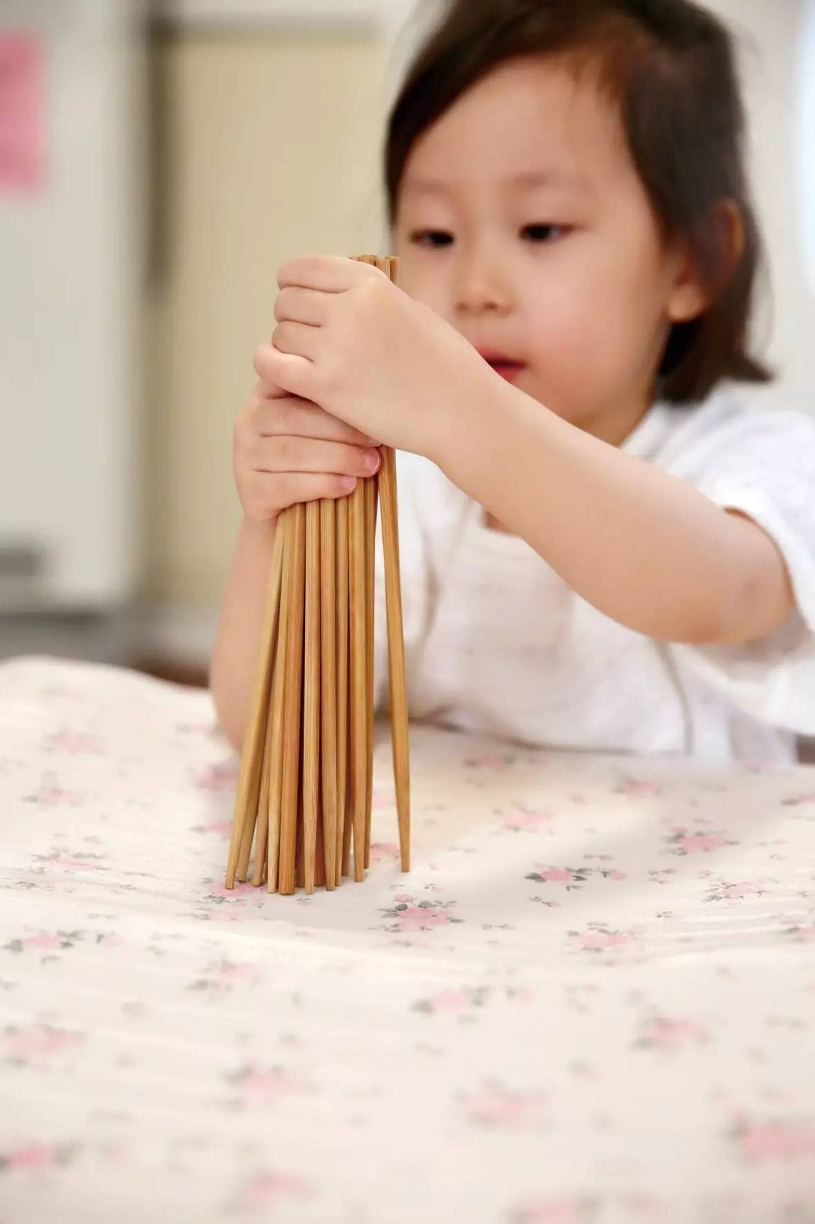 一物多玩 | 筷子的四种玩法，“筷”来做运动吧~-幼师课件网第12张图片