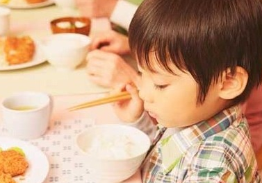 新老师小百科：如何引导托班孩子用餐-幼师课件网第2张图片