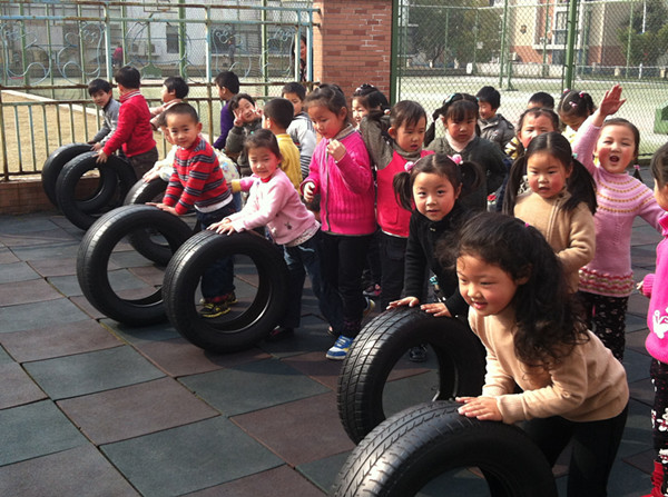 中班协调性体育游戏—玩轮胎-幼师课件网第1张图片