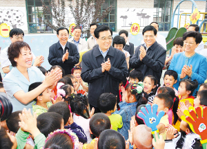 胡锦涛主席儿童节京郊农村考察　愿孩子们快乐成长-幼师课件网第1张图片