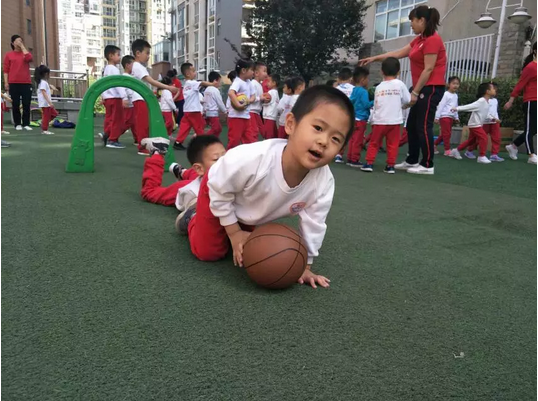 我的妈妈是幼师，她要抱着其他小朋友-幼师课件网第5张图片