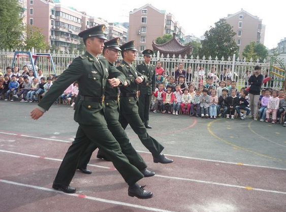 大班国防教育教案：《学做解放军》-幼师课件网第1张图片