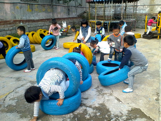 中班体育活动 | 我和轮胎做游戏-幼师课件网第4张图片