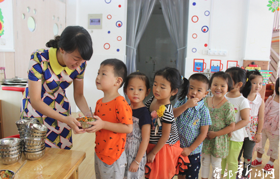 优秀小班半日活动实录之生活活动-幼师课件网第1张图片