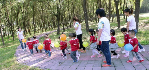 观察记录 | 午餐散步后太吵闹，幼儿久久不能入睡怎么办？-幼师课件网第1张图片