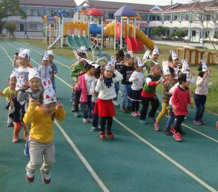 运动会游戏 | 幼儿园大中小班运动会，各班适合的游戏都在这里-幼师课件网第2张图片