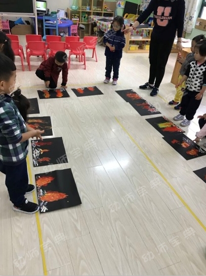 小班美术活动 | 手指画《篝火晚会》，熊熊燃烧的色彩-幼师课件网第4张图片