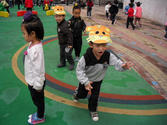 中班户外游戏教案《大灰狼和石头人》（快跑、平衡）-幼师课件网