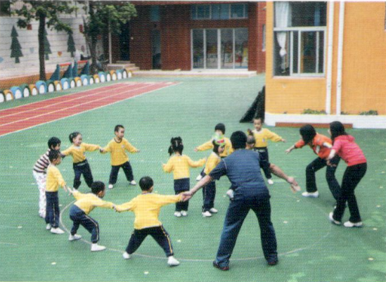 中班体育锻炼跑、钻游戏--池塘里的青蛙-幼师课件网第1张图片