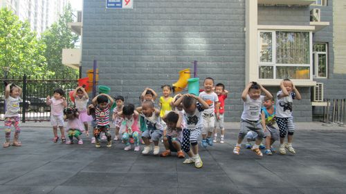 中班体育游戏教案——快乐的小青蛙（平衡）-幼师课件网第1张图片