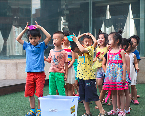 大班科学活动——运水比赛之工具探究-幼师课件网
