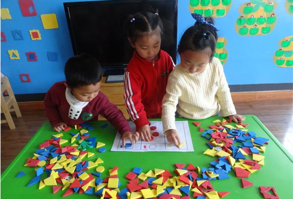 小班数学：按形状分类-幼师课件网第1张图片