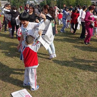 亲子运动会游戏精选《欢欢乐乐一家亲》-幼师课件网第2张图片